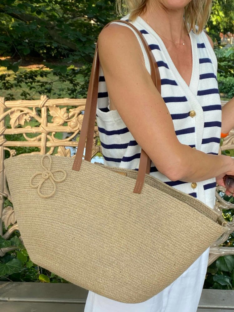 Ce sac panier, toute saison, peut être porté main ou épaule selon la finition.