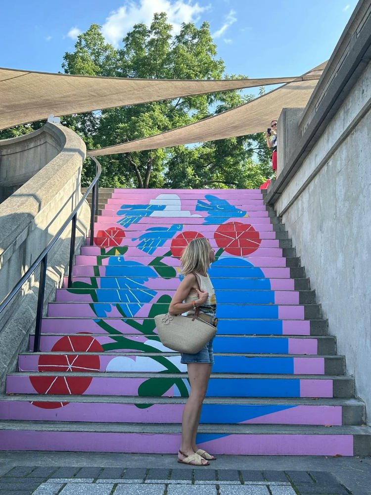 Ce sac panier, toute saison, peut être porté main ou épaule selon la finition.