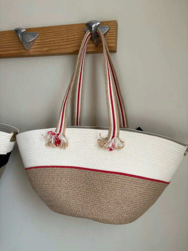 Le panier bicolore Savannah avec liseré est un sac à main mode, tendance été, porté main ou épaule.