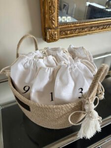 Original panier de l'Avent en corde naturelle, avec 25 pochons numérotés pour patienter jusqu’au jour J.