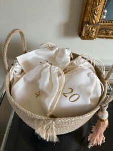 Original panier de l'Avent en corde naturelle, avec 25 pochons numérotés pour patienter jusqu’au jour J.