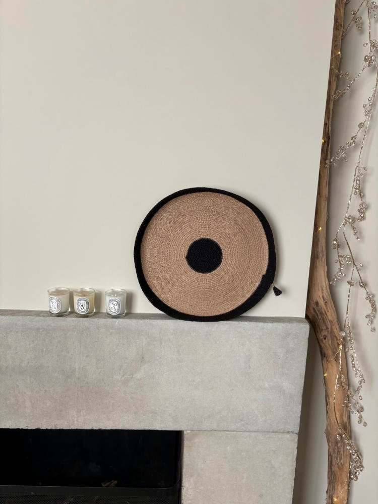 Cette décoration murale est en corde naturelle. Elle peut être posée ou accrochée au mur.