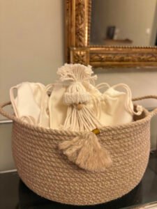 Original panier de l'Avent en corde naturelle, avec 25 pochons numérotés pour patienter jusqu’au jour J.
