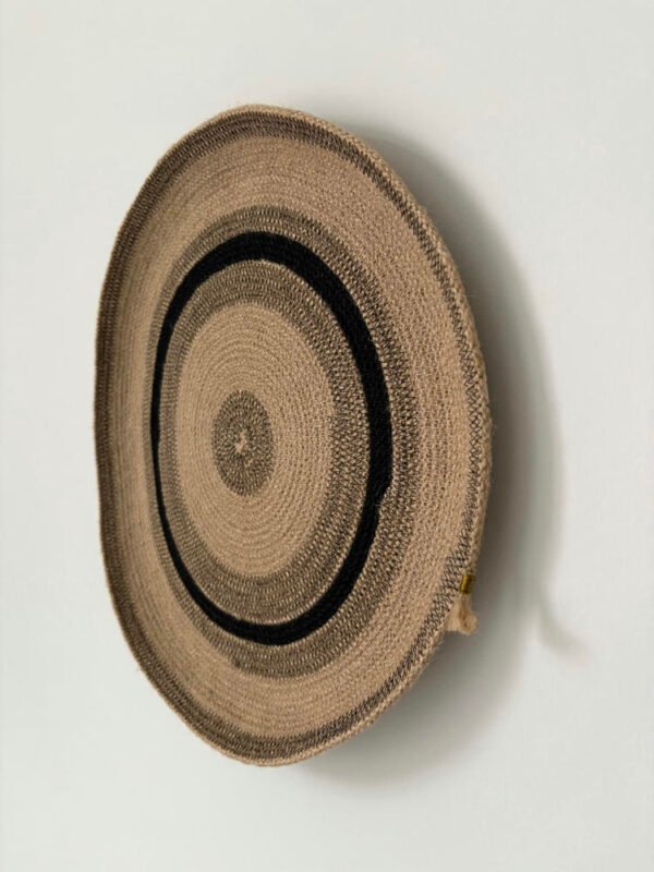 Cette décoration murale est en corde naturelle. Elle peut être posée ou accrochée au mur.