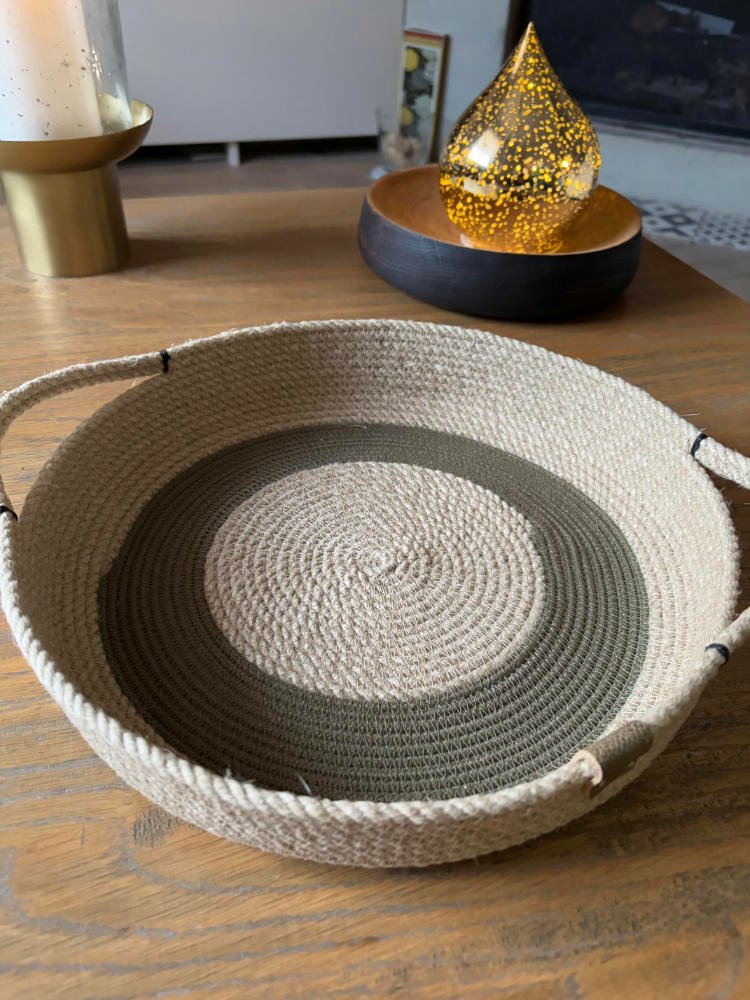 Ce plateau aux formes modernes et élégantes est fait en corde naturelle.