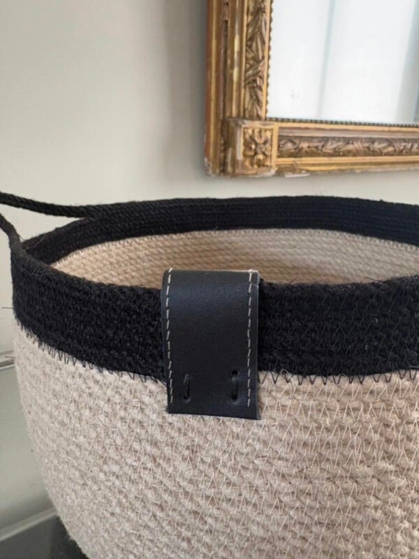 Ce panier de décoration en corde naturelle pour embellir votre intérieur ou votre extérieur.