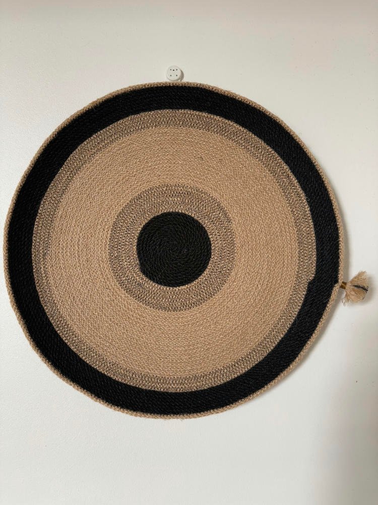 Cette décoration murale est en corde naturelle. Elle peut être posée ou accrochée au mur.