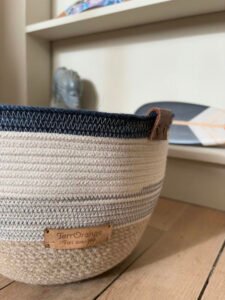 Ce panier de décoration en corde naturelle pour embellir votre intérieur ou votre extérieur.