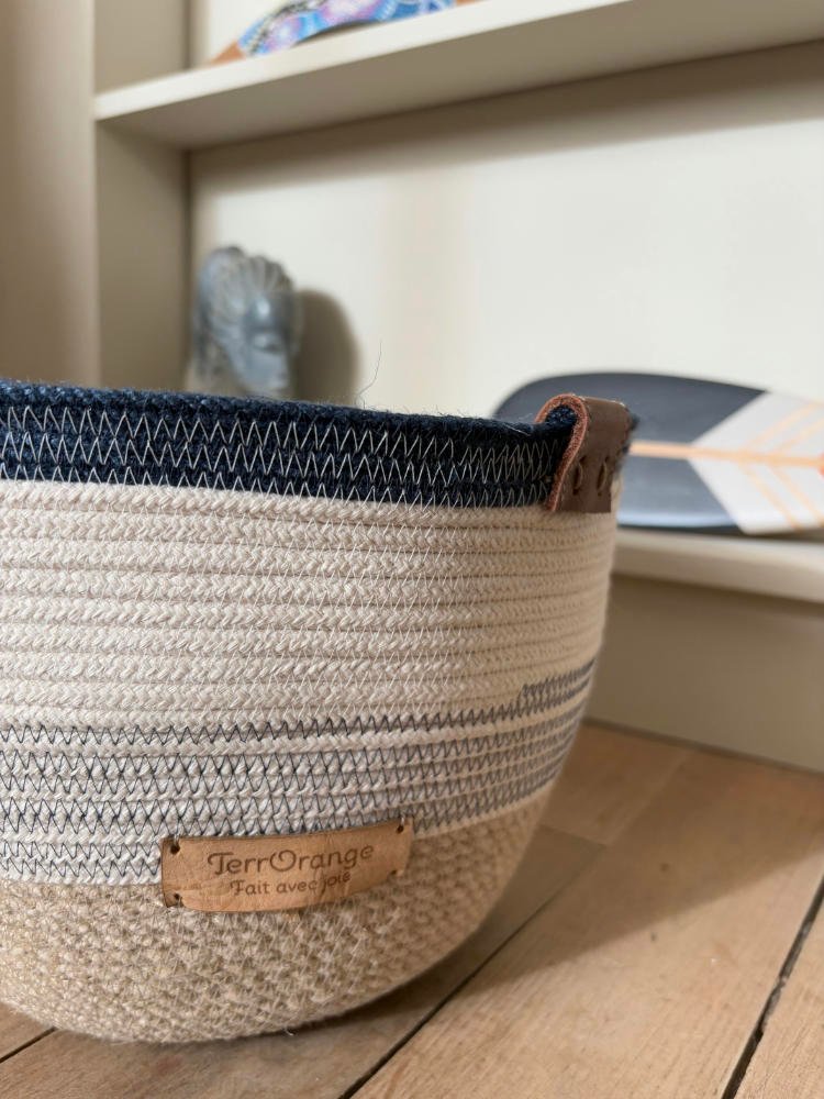 Ce panier de décoration en corde naturelle pour embellir votre intérieur ou votre extérieur.