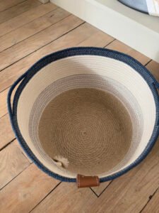 Ce panier de décoration en corde naturelle pour embellir votre intérieur ou votre extérieur.