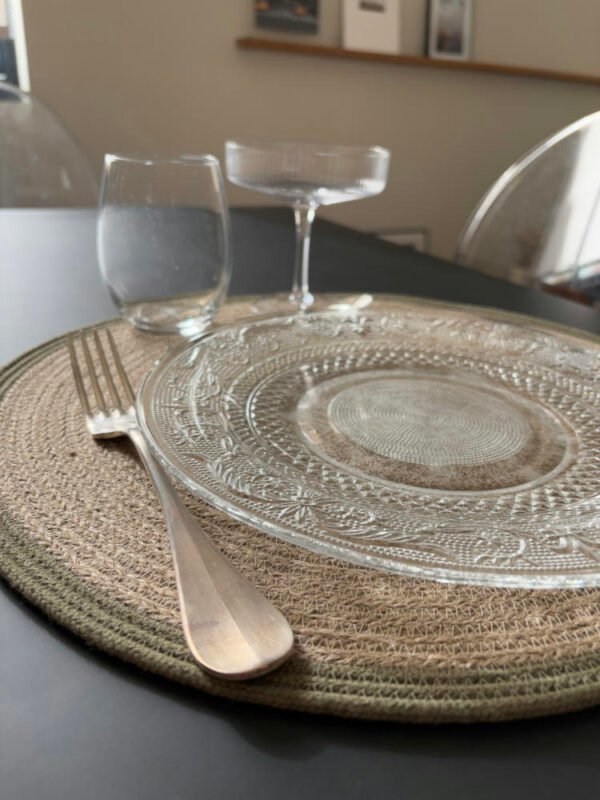 Ce set de table est en corde naturelle. Il embellit votre table.