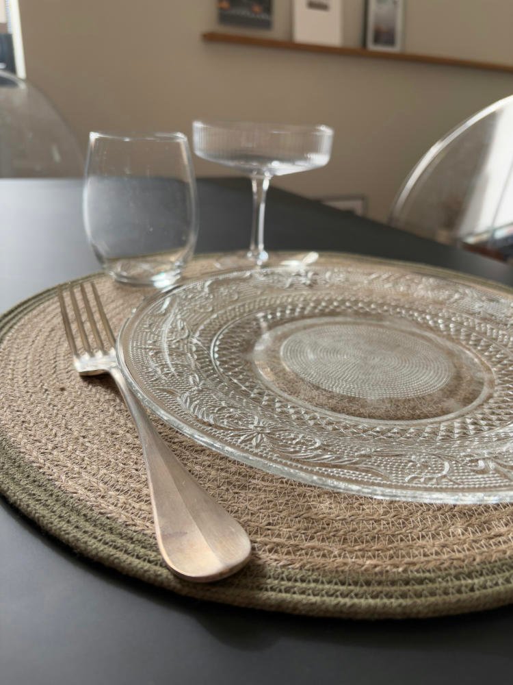 Ce set de table est en corde naturelle. Il embellit votre table.