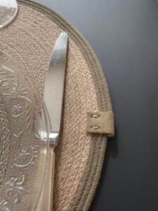 Ce set de table est en corde naturelle. Il embellit votre table.