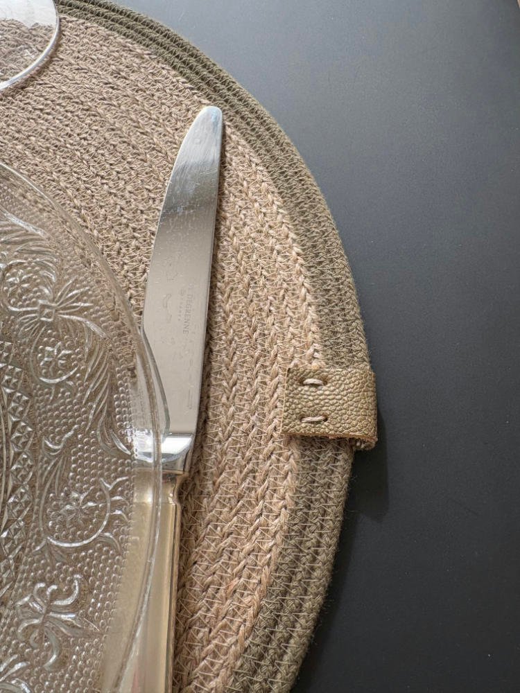 Ce set de table est en corde naturelle. Il embellit votre table.