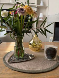 Ce set de table est en corde naturelle. Il embellit votre table.