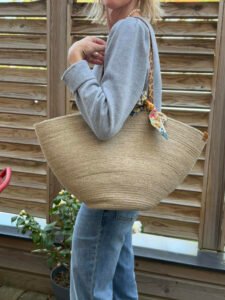 Ce sac panier, toute saison, peut être porté main ou épaule selon la finition.
