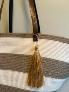 Ce sac panier, toute saison, peut être porté main ou épaule selon la finition.
