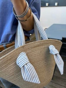 Ce sac panier, toute saison, peut être porté main ou épaule selon la finition.