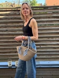 Ce sac panier, toute saison, peut être porté main ou épaule selon la finition.