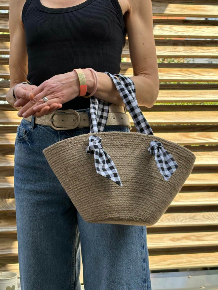 Ce sac panier, toute saison, peut être porté main ou épaule selon la finition.