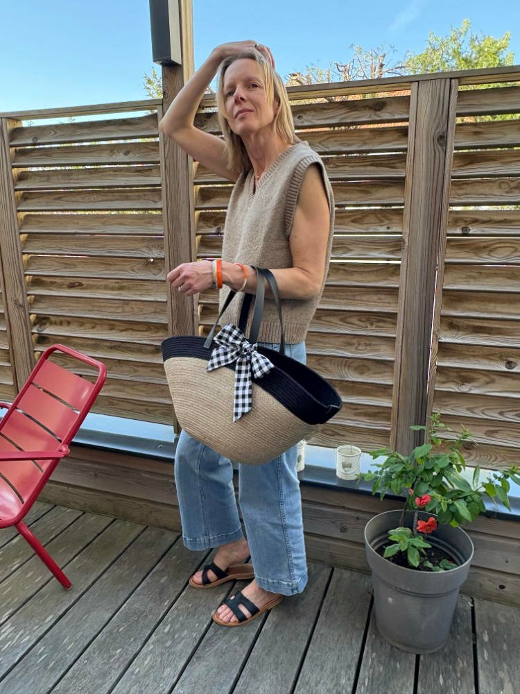 Ce sac panier, toute saison, peut être porté main ou épaule selon la finition.