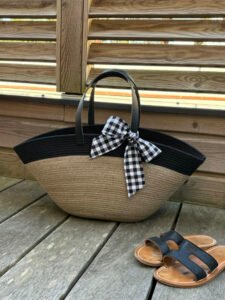 Ce sac panier, toute saison, peut être porté main ou épaule selon la finition.