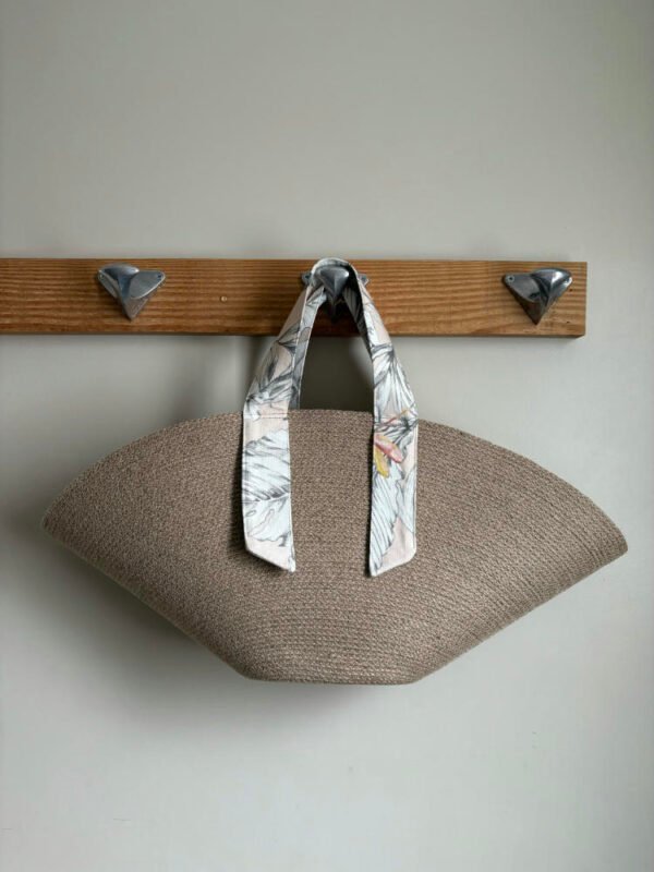 Ce sac panier, toute saison, peut être porté main ou épaule selon la finition.