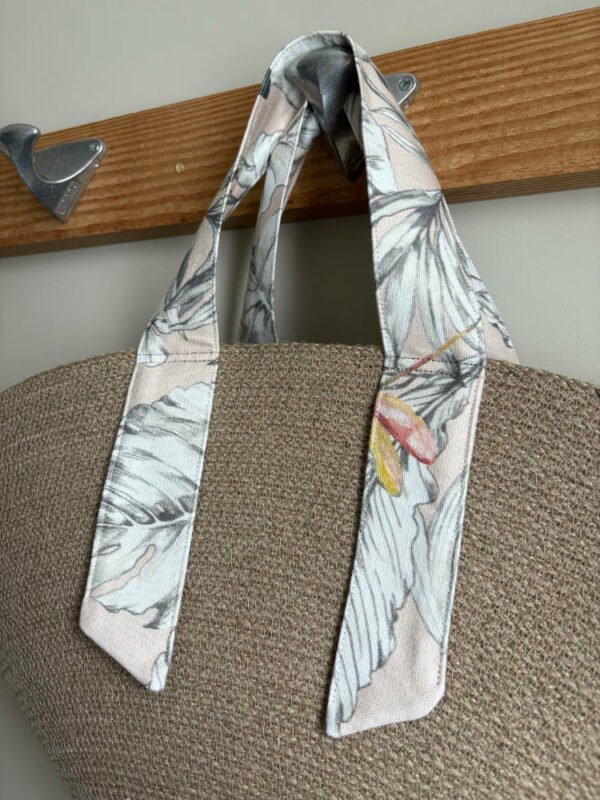 Ce sac panier, toute saison, peut être porté main ou épaule selon la finition.