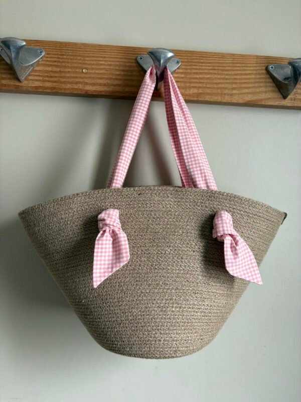 Ce sac panier, toute saison, peut être porté main ou épaule selon la finition.