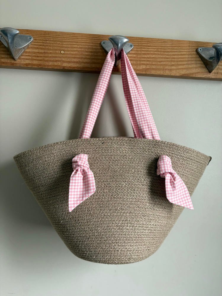 Ce sac panier, toute saison, peut être porté main ou épaule selon la finition.