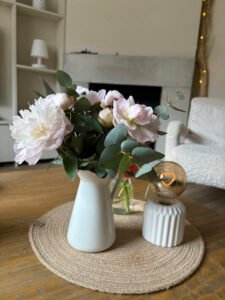 Ce set de table est en corde naturelle. Il embellit votre table.