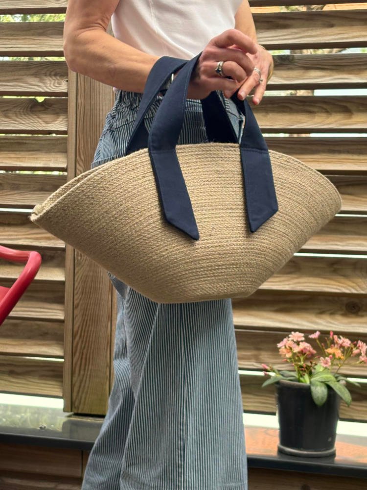 Ce sac panier, toute saison, peut être porté main ou épaule selon la finition.