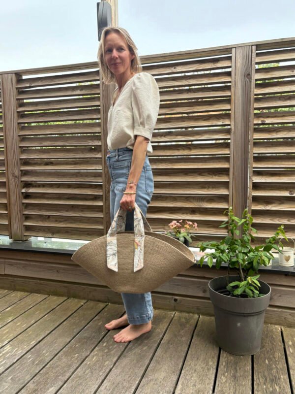 Ce sac panier, toute saison, peut être porté main ou épaule selon la finition.