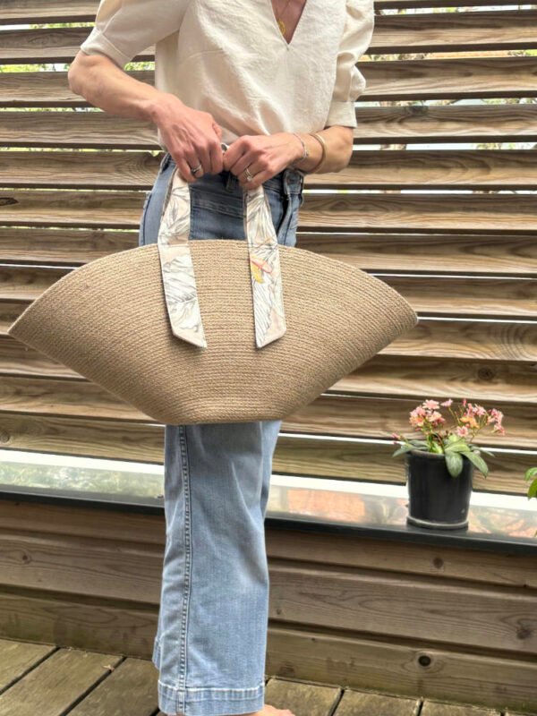 Ce sac panier, toute saison, peut être porté main ou épaule selon la finition.