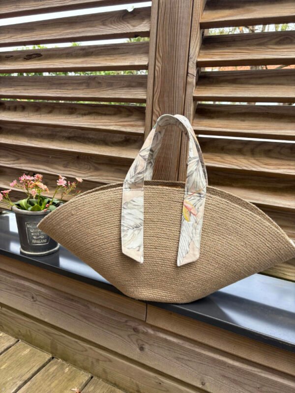 Ce sac panier, toute saison, peut être porté main ou épaule selon la finition.