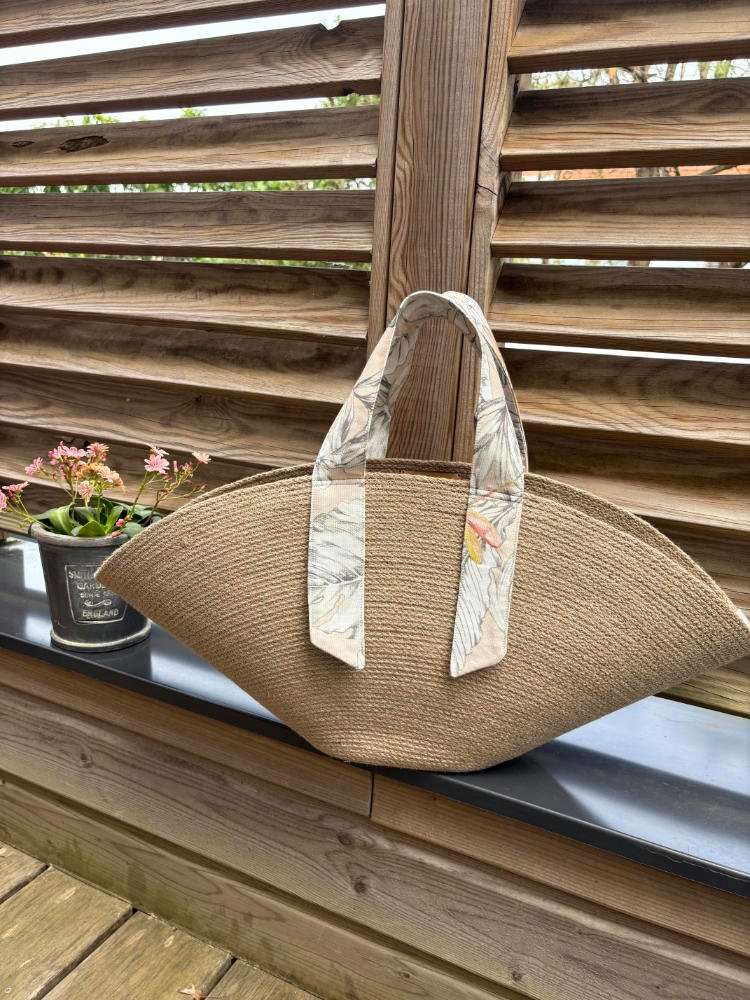 Ce sac panier, toute saison, peut être porté main ou épaule selon la finition.
