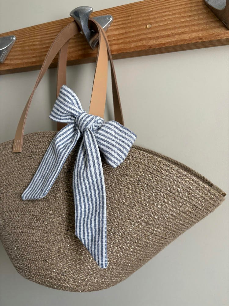 Ce sac panier, toute saison, peut être porté main ou épaule selon la finition.