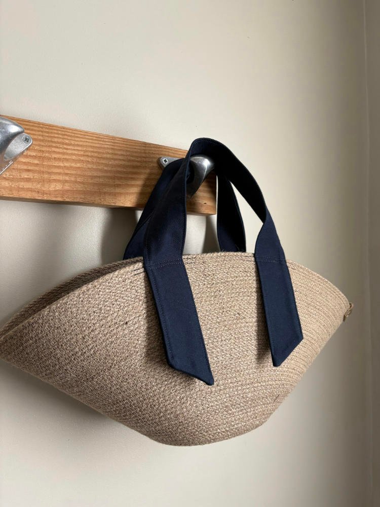 Ce sac panier, toute saison, peut être porté main ou épaule selon la finition.
