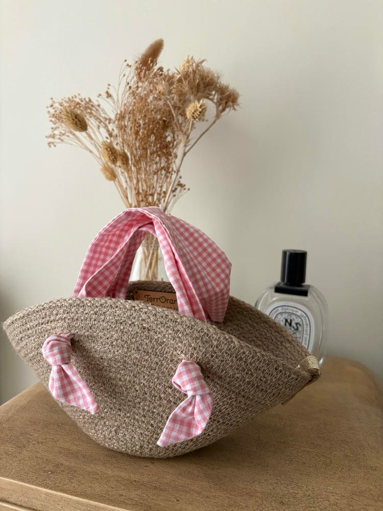 Ce sac panier, toute saison, peut être porté main ou épaule selon la finition.
