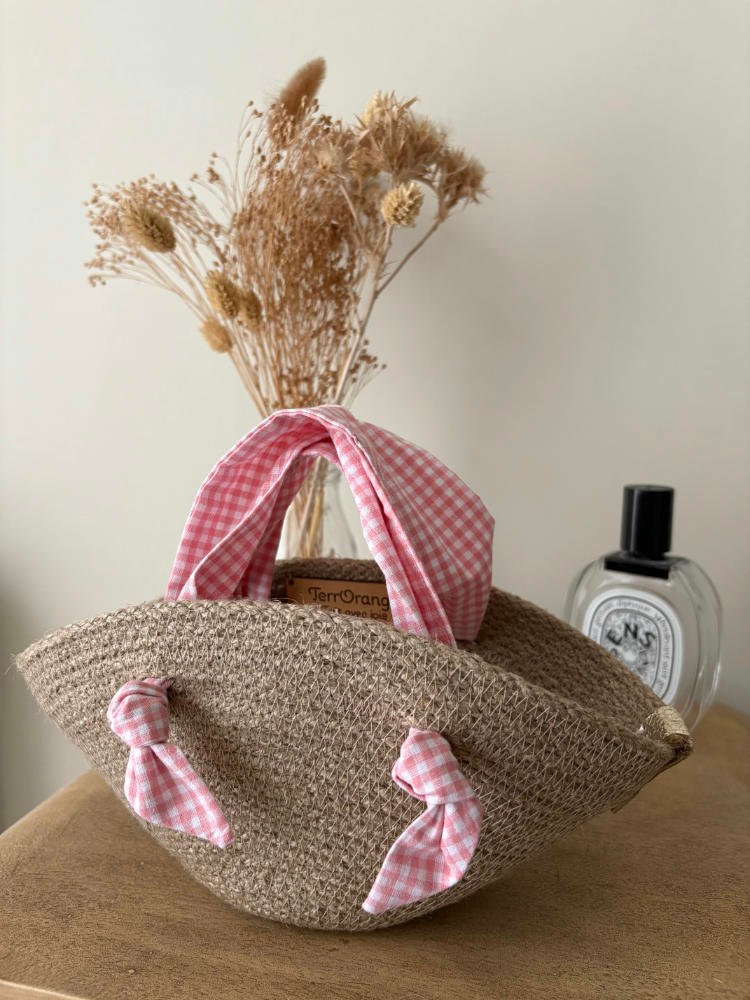 Ce sac panier, toute saison, peut être porté main ou épaule selon la finition.