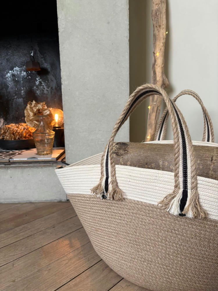 Ce panier de décoration en corde naturelle pour embellir votre intérieur ou votre extérieur.