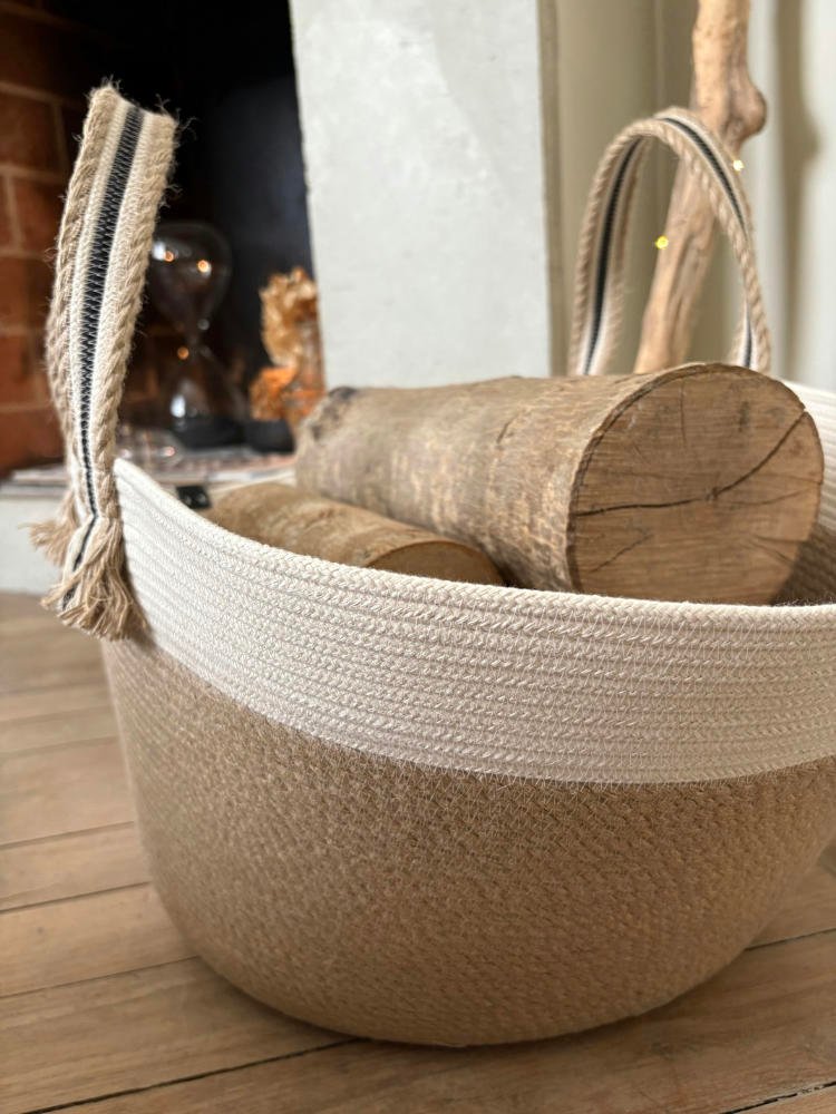 Ce panier de décoration en corde naturelle pour embellir votre intérieur ou votre extérieur.