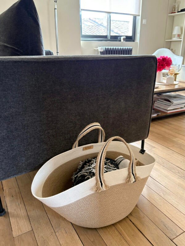 Ce panier de décoration en corde naturelle pour embellir votre intérieur ou votre extérieur.