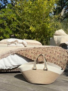 Ce panier de décoration en corde naturelle pour embellir votre intérieur ou votre extérieur.
