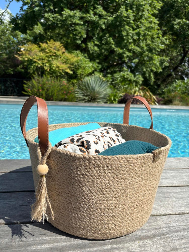 Ce panier de décoration en corde naturelle pour embellir votre intérieur ou votre extérieur.