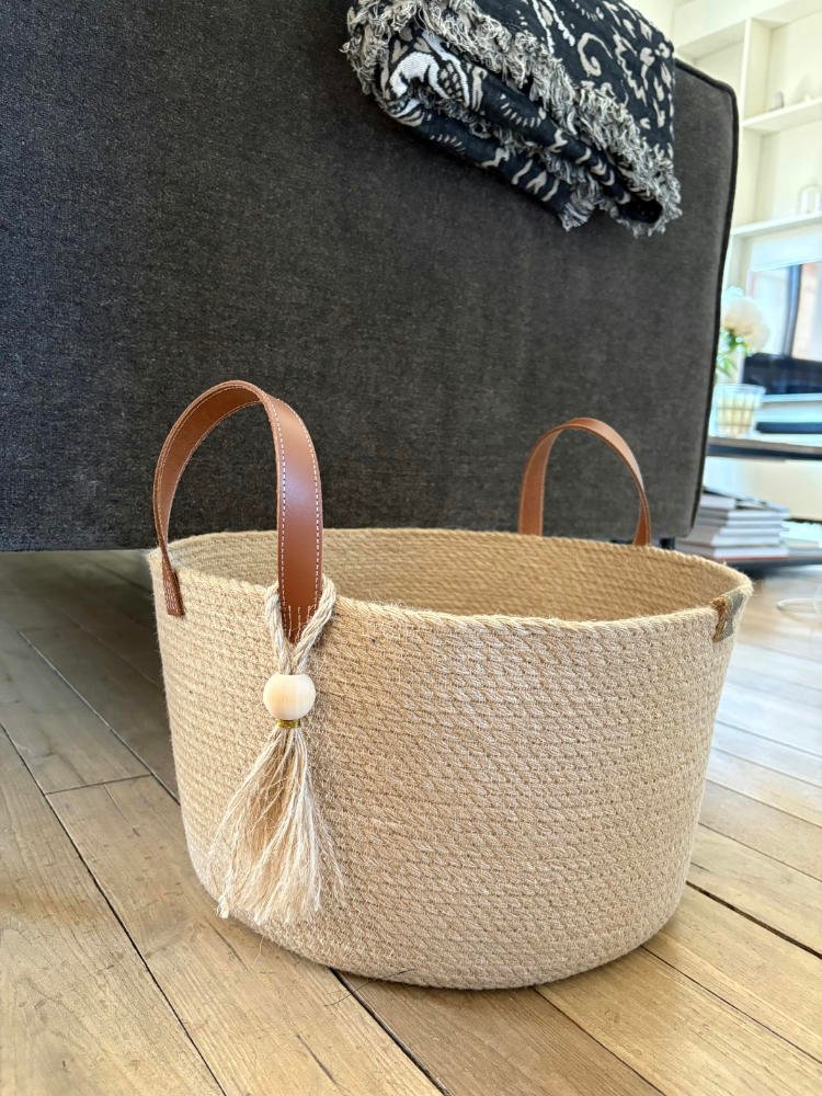 Ce panier de décoration en corde naturelle pour embellir votre intérieur ou votre extérieur.
