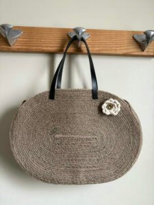 Le panier  Santa Rosa est un sac à main de forme ovale, mode  tendance été, avec anses courtes.