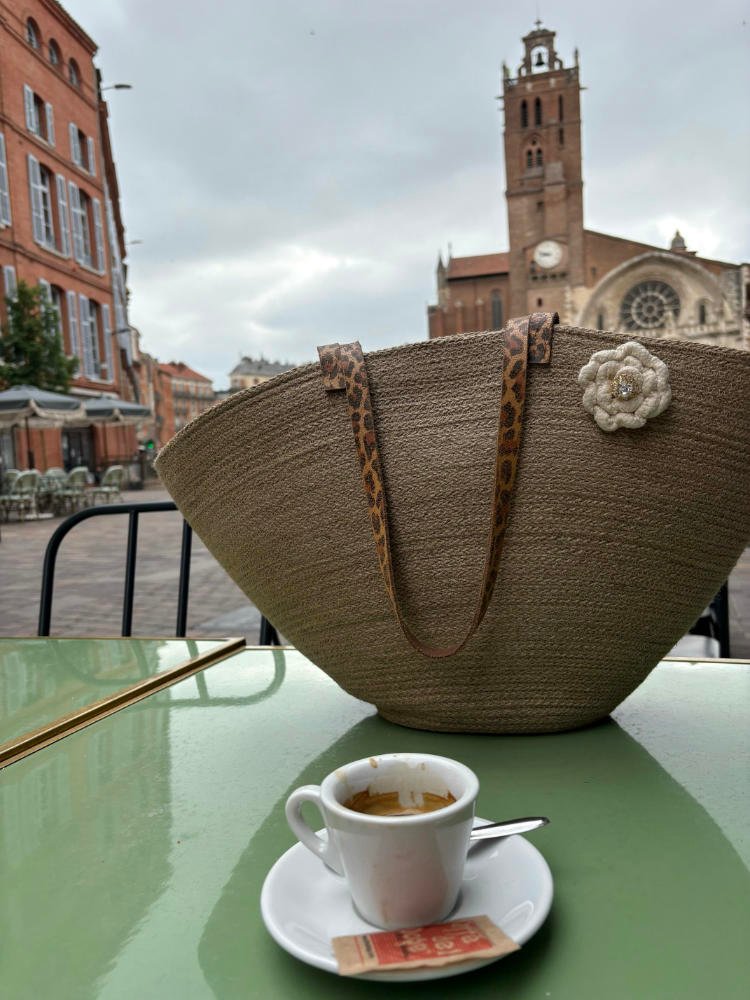 Ce sac panier, toute saison, peut être porté main ou épaule selon la finition.