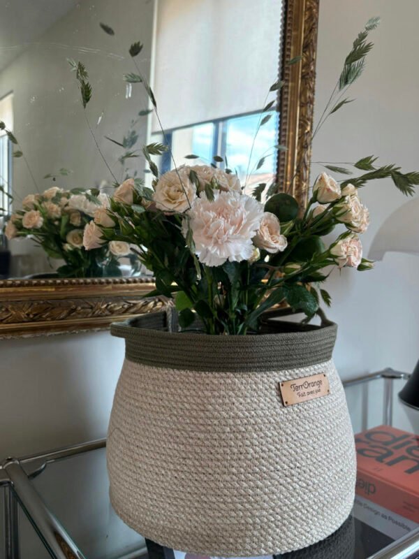 Ce panier de décoration en corde naturelle pour embellir votre intérieur ou votre extérieur.