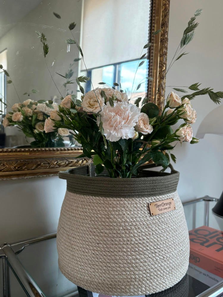 Ce panier de décoration en corde naturelle pour embellir votre intérieur ou votre extérieur.